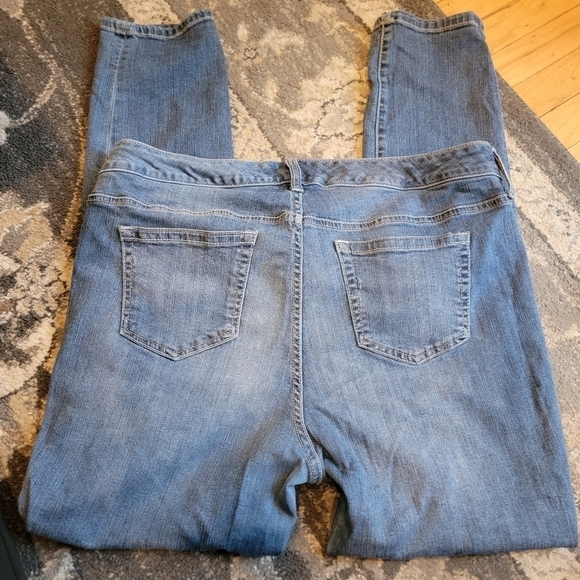 Torrid Premium Stretch Skinny Jean - Distressed Light Wash 16R - Picture 6 of 15